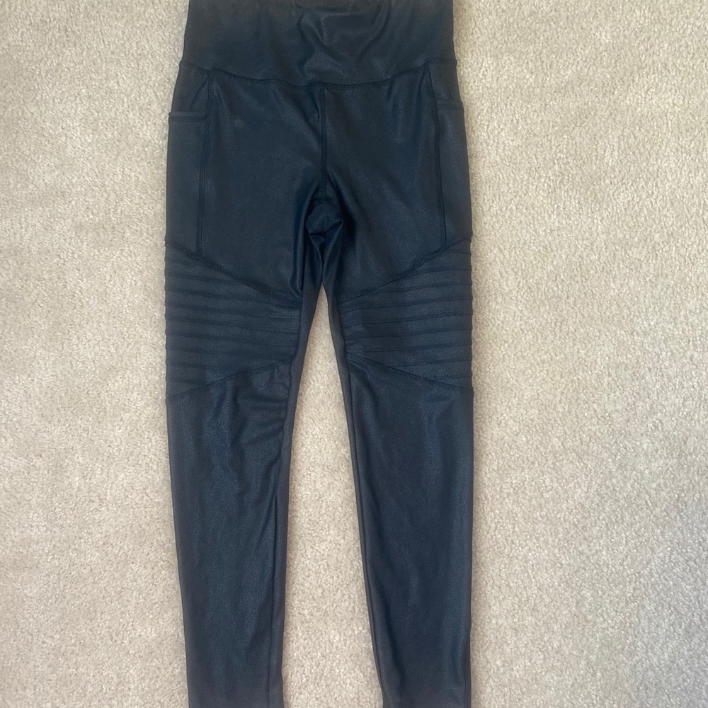 Pink Lily Black Leggings